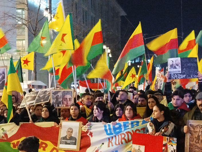 Demonstration mit 4.000 Teilnehmern in Mannheim: Stoppt die Angriffe ...